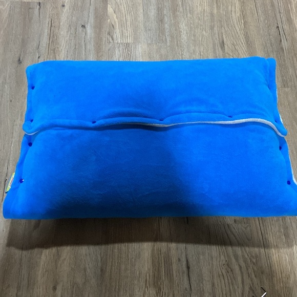 Small convertible travel blanket/pillow cover - Picture 7 of 8